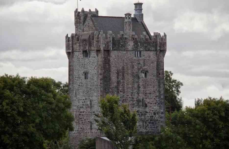 Live like a king in a castle Ireland